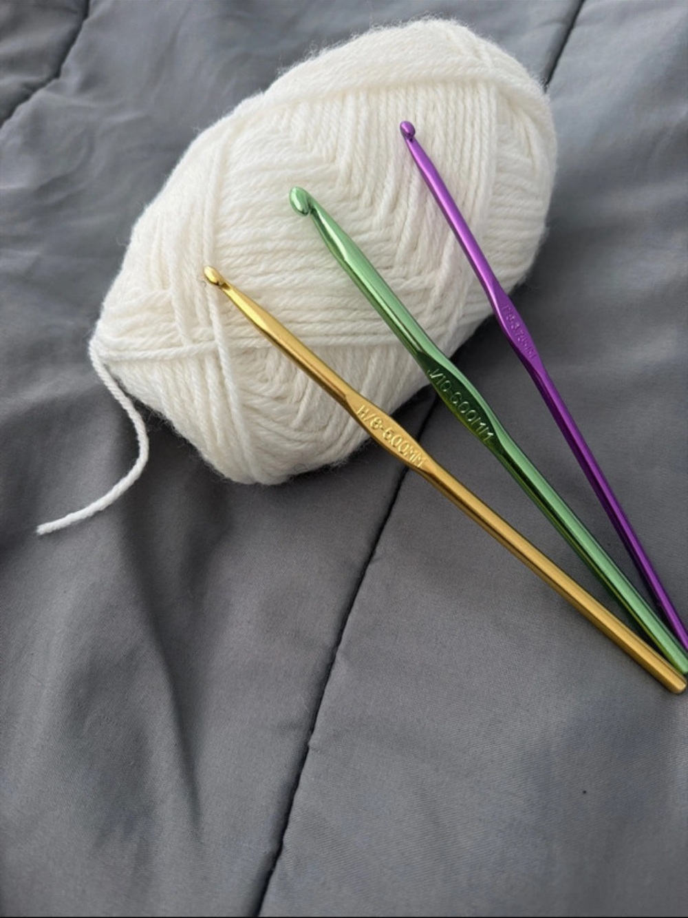 Aluminum Crochet Hook Set with White Yarn - Multicolor